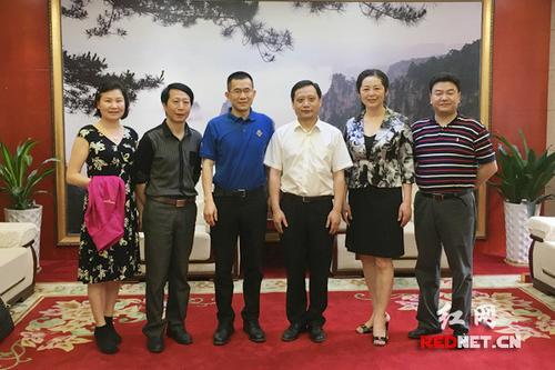 中國僑網(wǎng)10日下午,,美國湖南聯(lián)誼會一行拜訪湖南省僑聯(lián),,雙方就僑團(tuán)發(fā)展和建設(shè)展開座談,,座談后合影,。