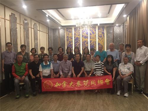 中國僑網(wǎng)加拿大東莞同鄉(xiāng)會鄉(xiāng)親與常平鎮(zhèn)僑聯(lián)黃景鵬主席等合影,。