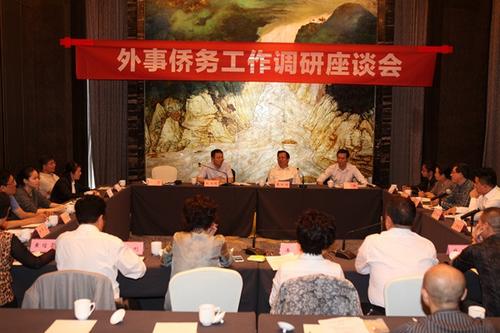 中國僑網(wǎng)四川省外事僑務(wù)辦主任慕新海(后排中)在內(nèi)江調(diào)研,。