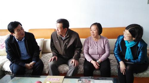 中國僑網(wǎng)到僑眷家里進(jìn)行慰問。