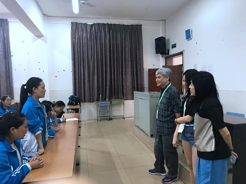 中國僑網(wǎng)圖為加拿大?;劢逃饡?huì)代表與“福慧之星護(hù)理班”學(xué)生交流,。(圖片來源:四川外僑辦網(wǎng)站)