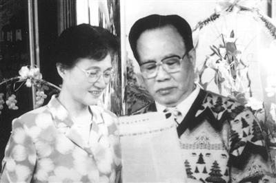 中國(guó)僑網(wǎng)謝培養(yǎng)與妻子,。