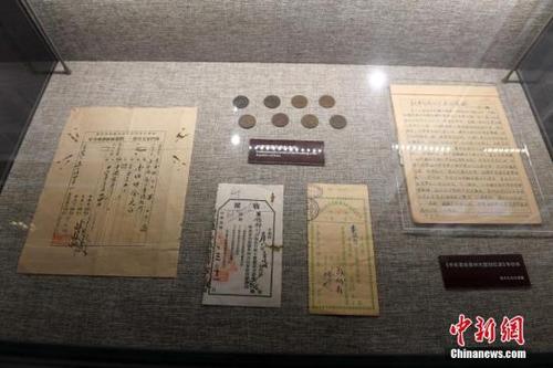 中國僑網(wǎng)資料圖:2016年12月19日,,福建泉州華僑歷史博物館專設的“故土情深——泉籍華僑華人奉獻史”展覽,。圖為僑批等愛國實物展示,。中新社記者 王東明 攝
