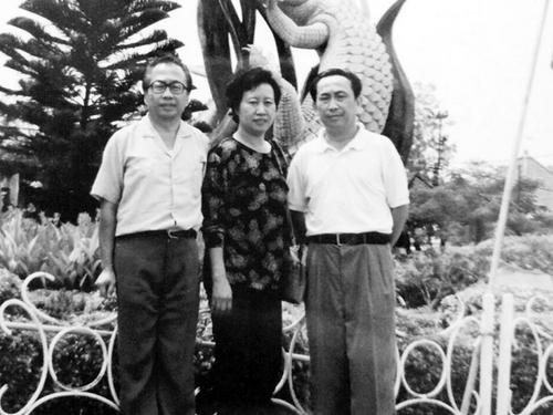中國僑網(wǎng)1994年與弟弟,、妹妹攝于蘇拉巴亞市標(biāo),。