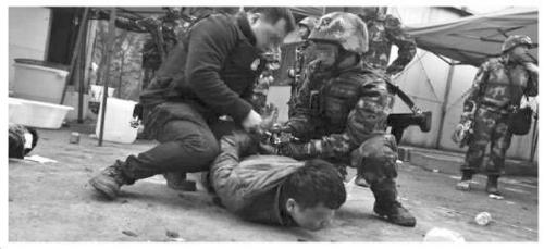 中國(guó)僑網(wǎng)圖為警方抓捕制毒犯罪嫌疑人現(xiàn)場(chǎng),。重慶市公安局禁毒總隊(duì)供圖