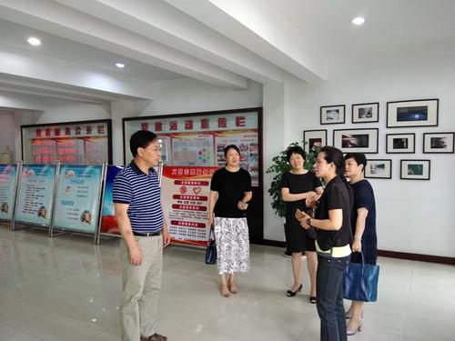 中國(guó)僑網(wǎng)參觀云陽橋社區(qū)