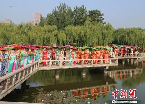 中國(guó)僑網(wǎng)圖為千人旗袍巡游活動(dòng)現(xiàn)場(chǎng),。黃驊市委宣傳部供圖