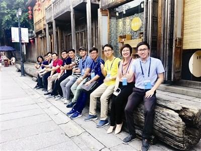 中國僑網(wǎng)圖為研修班部分學(xué)員在福州三坊七巷留影,。 (張章武 攝)