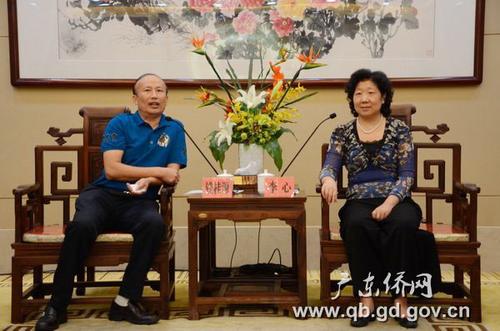 中國僑網(wǎng)李心主任(右)會見錢桂源會長