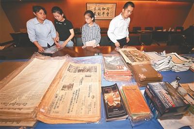 中國(guó)僑網(wǎng)圖為捐贈(zèng)的南京大屠殺相關(guān)史料,。 陳 儼 萬(wàn)程鵬攝