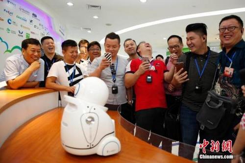 中國僑網(wǎng)7月11日,,華裔杰出青年代表與智能機(jī)器人互動,。近日,,由中國國務(wù)院僑務(wù)辦公室和中國海外交流協(xié)會舉辦的第十一屆世界華裔杰出青年華夏行北京線活動啟動,。來自30個國家和地區(qū)(含港澳)的近90名華裔杰出青年代表赴天安門城樓,、故宮,、前門,、長城等地參觀考察,。中新社記者 韓海丹 攝