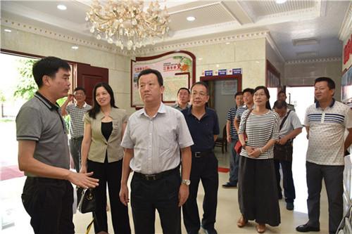 中國(guó)僑網(wǎng)陳式海聽取“黨建共建共用基層服務(wù)陣地”有關(guān)情況匯報(bào)。