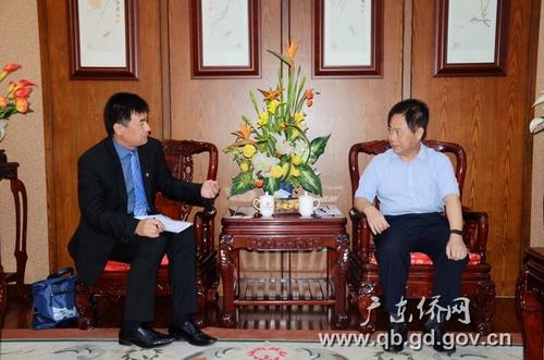 中國僑網(wǎng)李仲民(右)與李國東會(huì)長座談交流