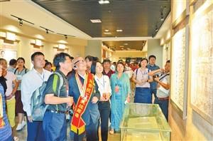 中國(guó)僑網(wǎng)南洋華僑機(jī)工代表蔣印生參觀紀(jì)念館