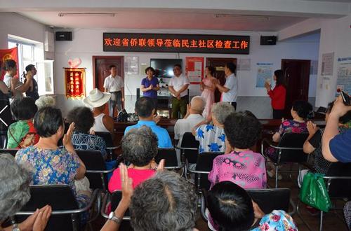 中國(guó)僑網(wǎng)省僑聯(lián)主席陳香林與社區(qū)歸僑劉吉英的文藝團(tuán)隊(duì)同唱歌曲《我們的生活充滿(mǎn)陽(yáng)光》