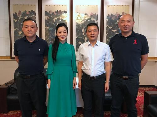 中國僑網(wǎng)四川省外事僑務(wù)辦副主任文甦(右二)與卓蕾(左二)等合影