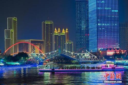 中國(guó)僑網(wǎng)8月17日晚,,第十三屆全運(yùn)會(huì)即將開幕,,“點(diǎn)亮海河”活動(dòng)在天津海河兩畔的進(jìn)行了彩排、預(yù)演。 中新社記者 佟郁 攝