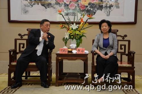 中國僑網(wǎng)李心主任(右)與王國忠副議長座談交流