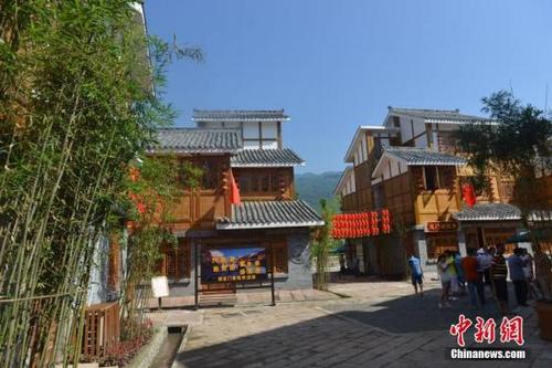 中國僑網(wǎng)資料圖,四川雅安蘆山地震災(zāi)區(qū)處處煥發(fā)生機(jī)。圖為四川雅安蘆山龍門古鎮(zhèn)一角,。張浪 攝
