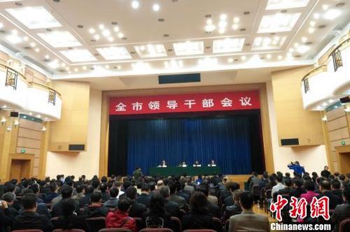中國僑網(wǎng) 11月14日,,廣西桂林市召開全市領(lǐng)導(dǎo)干部會議,。 趙琳露 攝