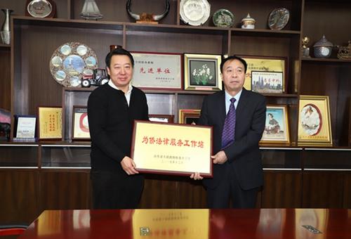 中國僑網(wǎng)山東省僑辦副主任孫西忠為山東齊魯律師事務(wù)所授牌