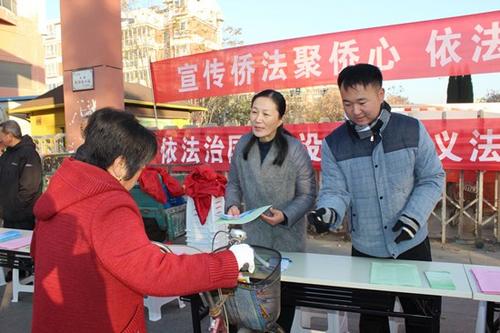 中國僑網(wǎng)市民紛紛來領(lǐng)取僑法宣傳資料,咨詢有關(guān)歸僑僑眷留學,、投資和歸僑子女升學,、就業(yè)等方面的有關(guān)政策。東營市外僑辦供圖