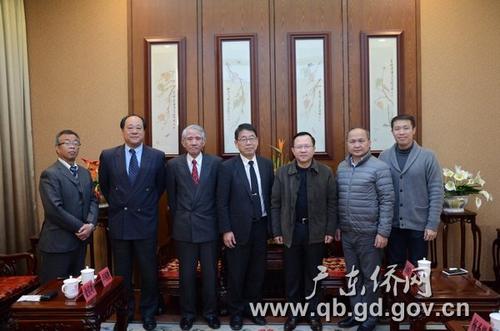 中國僑網鄭建民(右三)與陳明德(右四)合影留念