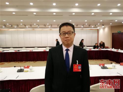 中國(guó)僑網(wǎng)省政協(xié)委員,、致公黨福建省委會(huì)專職副主委吳棉國(guó)建議要?jiǎng)?chuàng)新海外高層次人才引進(jìn)模式。