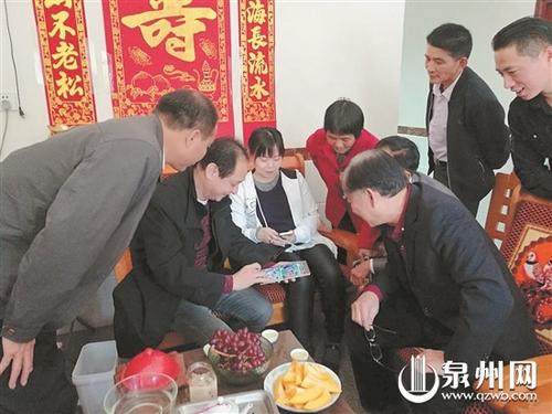 中國僑網(wǎng)張文來、張僡峻叔侄與家鄉(xiāng)親人分享親屬信息。