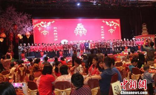 中國僑網(wǎng)印尼知名華人社團(tuán)——雅加達(dá)吉祥山基金會(印尼福州同鄉(xiāng)會)18日晚假雅加達(dá)金沙大酒店舉辦盛大新春團(tuán)拜會,1000多名福州鄉(xiāng)親歡聚一堂,,共度華人新春佳節(jié),。 林永傳 攝