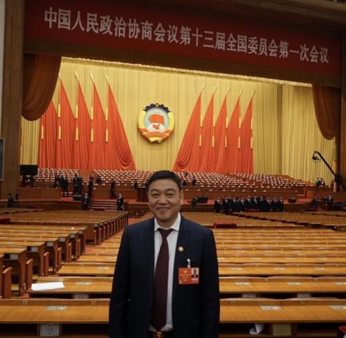 中國僑網(wǎng)陳定國在人民大會(huì)堂。攝影:《歐洲時(shí)報(bào)》記者黃冠杰