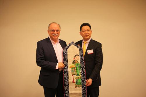 中國僑網(wǎng)楊興平向歐洲議會副議長帕帕迪莫里斯贈送紀念品