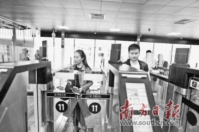 中國(guó)僑網(wǎng)廣州白云機(jī)場(chǎng)旅客正通過(guò)自助設(shè)備通關(guān)。通訊員供圖