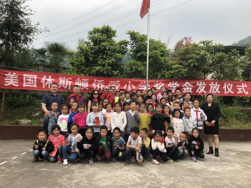 中國僑網(wǎng)肖世紅副會(huì)長一行與學(xué)校師生合影留念,。