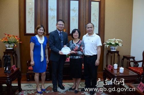 中國僑網廣東省僑辦副主任黎靜(右二)與鄭志堅會長(左二)合影