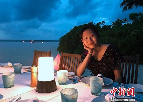 中國(guó)僑網(wǎng)圖為今年春季,,施寶玲在馬爾代夫旅游時(shí)拍攝的照片,。中新社發(fā) 鐘欣 攝