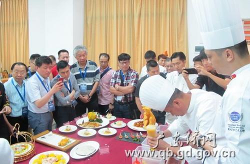 中國僑網(wǎng)海外中餐社團(tuán)負(fù)責(zé)人在中餐繁榮基地廣州華商學(xué)院交流。