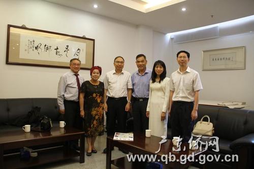 中國(guó)僑網(wǎng)林琳巡視員(左三)親切會(huì)見陳萬祥先生(右三)、黎少蘭女士(左二),。