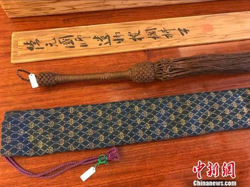 中國(guó)僑網(wǎng)隱元禪師遺物拂塵和以高泉和尚袈裟制的布袋,?!∴嵥刹āz