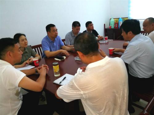 中國僑網(wǎng)安徽省僑聯(lián)黨組成員,、副主席兼秘書長楊冰(左三)一行,,赴省僑聯(lián)扶貧點(diǎn)舒城縣張母橋鎮(zhèn)長沖村調(diào)研扶貧工作。