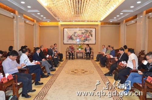 中國僑網(wǎng)龐國梅主任會(huì)見部分會(huì)議代表