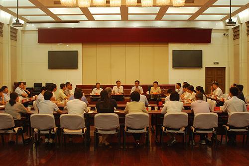 中國僑網(wǎng)8月23日,中國僑聯(lián)召開會議,,歡迎原國務(wù)院僑辦轉(zhuǎn)隸人員到中國僑聯(lián)工作,。(圖片來源:中國僑聯(lián)網(wǎng)站)