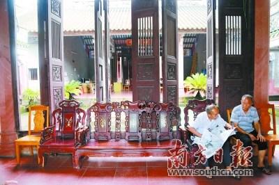 中國僑網2001年,為進一步保護保養(yǎng)宗祠,,黃氏后人再次集資進行重修,。圖為村民在黃氏宗祠內看報紙休閑。 南方日報記者 孫俊杰 攝
