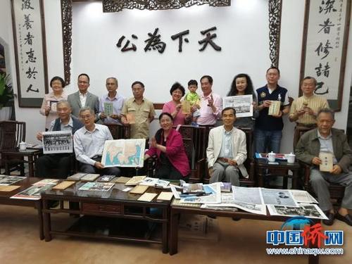 中國僑網(wǎng)旅美華人招思虹向廣東省立中山圖書館捐贈珍貴文獻資料 郭軍 攝