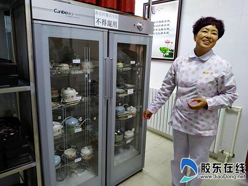 中國僑網(wǎng)工作人員帶領記者參觀廚房