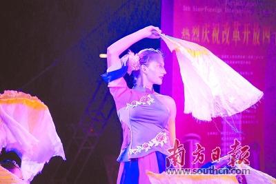中國僑網(wǎng)香蜜湖國際社區(qū)嘉年華活動上,金發(fā)碧眼的西方少女跳起了扇子舞,。 受訪機(jī)構(gòu)供圖