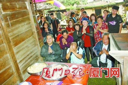 中國僑網(wǎng)南洋僑裔一行38人,,回永春蓬壺鎮(zhèn)美山村認(rèn)祖,。圖為祭拜祖先,。