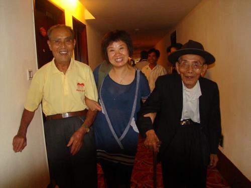中國(guó)僑網(wǎng)南僑機(jī)工后代達(dá)婭(中)與南僑機(jī)工在一起。