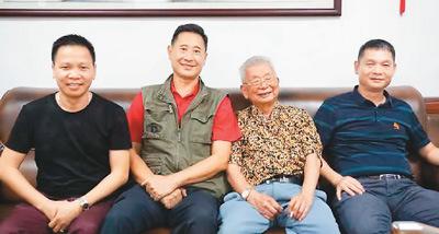中國僑網(wǎng)圖為鄭興裕,、羅煥榮,、劉家偉,、黃德文(從右至左),。 本報記者 嚴 瑜攝