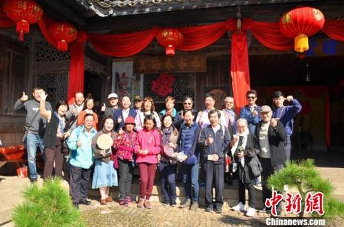 中國僑網(wǎng)圖為:臺北臨海同鄉(xiāng)會一行在臨海嶺根村合影。臨海臺辦供圖